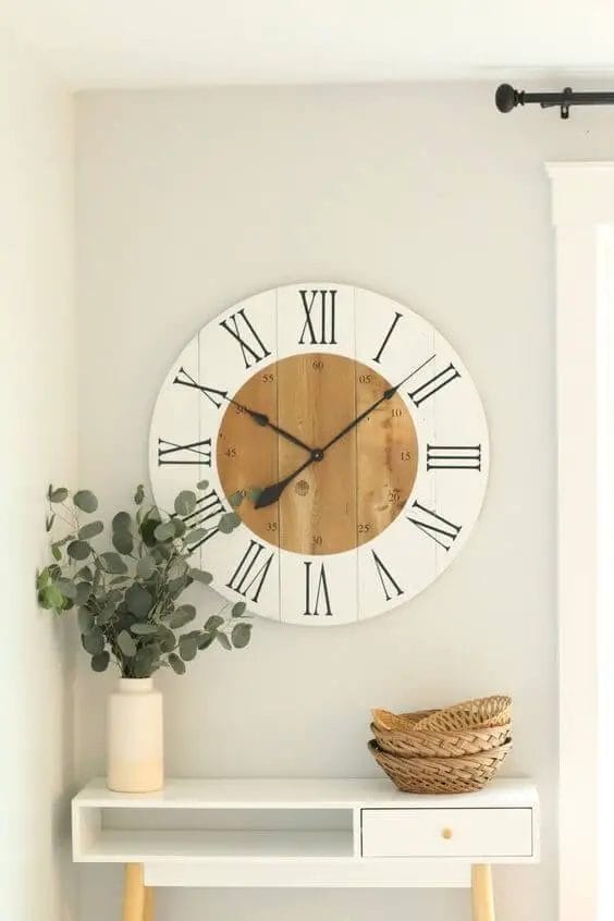 Photo of a big clock on the wall.
